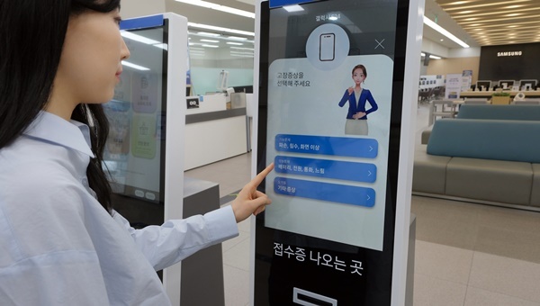 삼성전자 서비스센터를 방문한 고객이 키오스크에서 수어 안내를 받고 있다. ⓒ 파이낸셜데일리 / 삼성전자서비스