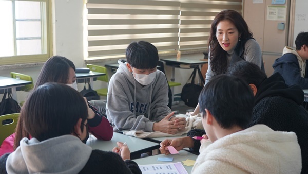LG생활건강의 '학교야 웃자!' 프로그램 수업 장면. ⓒ 파이낸셜데일리 / LG생활건강