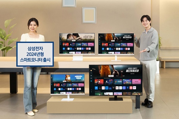 삼성전자 모델이 삼성스토어 청담점에서 홈 라이프 활용성을 강화한 2024년형 스마트모니터를 소개하고 있다. ⓒ 파이낸셜데일리 / 삼성전자