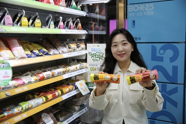 모델이 GS25에서 새롭게 선보이는 통 김밥 상품을 들고 포즈를 취하고 있다. ⓒ 파이낸셜데일리 / GS25