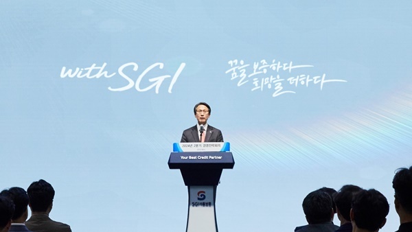 2024년 4월 19일(금) 서울시 종로구 SGI서울보증 본사에서 열린 ‘2024년 2분기 경영전략회의’에서 이명순 SGI서울보증 대표이사가 새로운 비전체계인 WITH SGI 를 발표하고 있다. ⓒ 파이낸셜데일리 / SGI서울보증