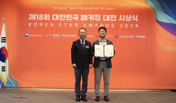 (왼쪽부터)산업통상자원부 박동일 제조산업정책관, 롯데칠성음료 이성식 품질혁신팀장. ⓒ 파이낸셜데일리 / 롯데칠성음료