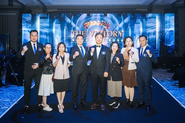 지난 18일 인천 인스파이어 엔터테인먼트 리조트에서 열린 ‘2024 신한라이프 영업대상’ 시상식에서 김순기 전략기획그룹장(오른쪽에서 네번째)과 베트남 법인 임직원들이 기념 촬영을 하고 있다. ⓒ 파이낸셜데일리 / 신한라이프
