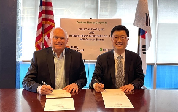 HD현대중공업이 최근 미국 펜실베이니아 소재 필리조선소(Philly Shipyard)와 미 정부가 발주하는 함정과 관공선에 대한 신조 및 유지보수(MRO) 사업 업무협약(MOU)을 체결했다. (사진 오른쪽부터 HD현대중공업 주원호 특수선사업대표, 필리조선소 슈타이너 네르보빅(Steinar Nerbovik) 대표). ⓒ 파이낸셜데일리 / HD현대중공업