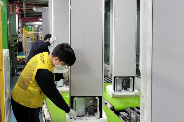 삼성전자가 국내 누적 1,000만대를 돌파한 무풍에어컨 생산라인을 풀가동하고 있다. 광주광역시 광산구 하남산단 6번로에 위치한 삼성전자 광주사업장에서 직원들이 '비스포크 무풍에어컨 갤러리'를 생산하고 있다. ⓒ 파이낸셜데일리 / 삼성전자