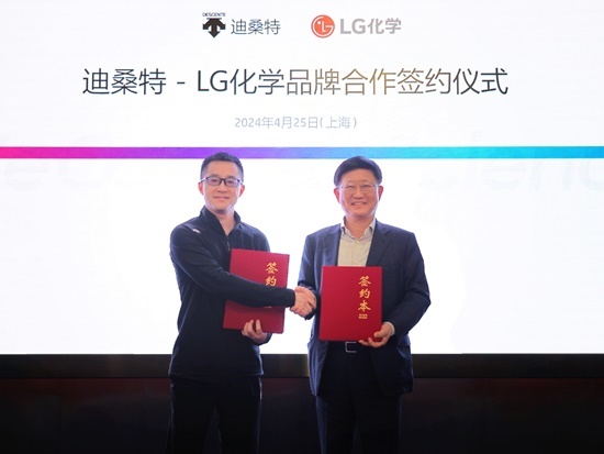 LG화학 노국래 석유화학본부장(오른쪽)과 중국 데상트 왕유성 부사장이 기념촬영을 하고있다. ⓒ 파이낸셜데일리 / LG화학