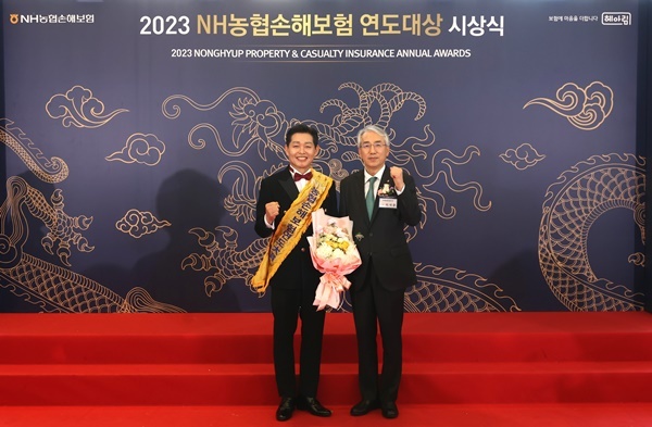 대상 수상자인 광주축산농협 김현성 지점장(사진 왼쪽)이 농협금융지주 이석준 회장(사진 오른쪽)과 기념촬영을 하고 있다. ⓒ 파이낸셜데일리 / NH농협손해보험