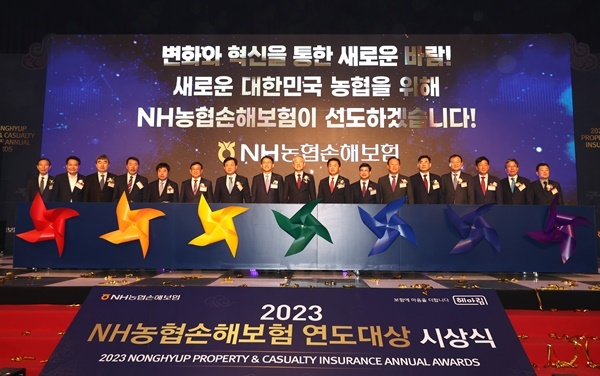 농협중앙회 강호동 회장(사진 왼쪽 아홉 번째)과 농협손해보험 서국동 대표이사(사진 왼쪽 여덟 번째)가 사무소부문 수상자들과 기념촬영을 하고 있다. ⓒ NH농협손해보험