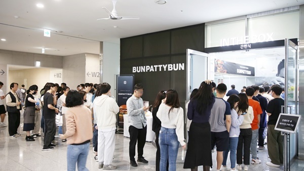 24일 서울 소재 LG 전자 사내식당에서 진행한 ‘번패티번’ 팝업 이벤트에 임직원들이 줄을 서고 있다. ⓒ 파이낸셜데일리 / 아워홈
