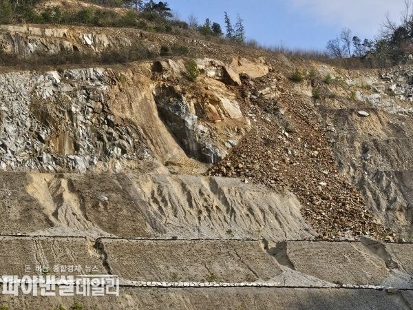 무너져내리고 토사 유출로 심각한 복구 현장 준공 허가 내 준 구미시 ⓒ파이낸셜데일리/ 박미화 기자