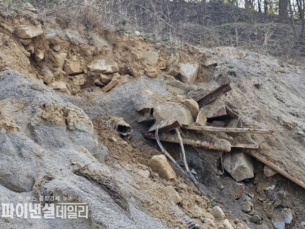 복구 자리에 폐호스, 각종 철근 등 부실 시공현장 ⓒ파이낸셜데일리/박미화 기자