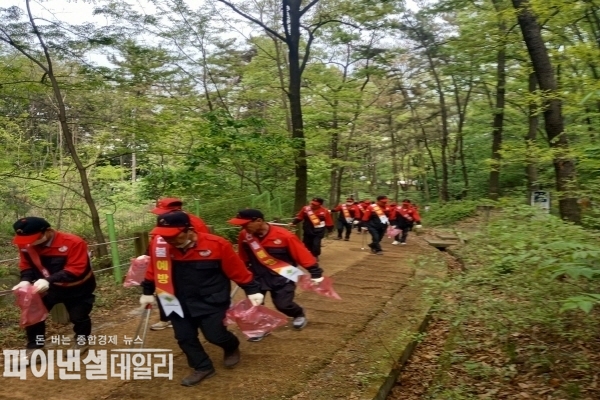  성암산 등산로에서 봄철 산불 예방 캠페인 전개 ⓒ파이낸셜데일리/경산시