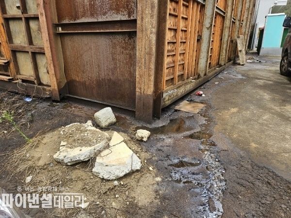  장기동 "고철,분철,폐밧데리" 사업장 기름유출로 토양오염 심각 ⓒ파이낸셜데일리/박미화 기자