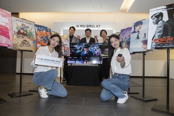 skyTV 김호상 대표, KT 미디어플랫폼사업본부장 김훈배 전무, KT스튜디오지니 김철연 대표가 기념촬영을 하고 있다. ⓒ 파이낸셜데일리 / KT