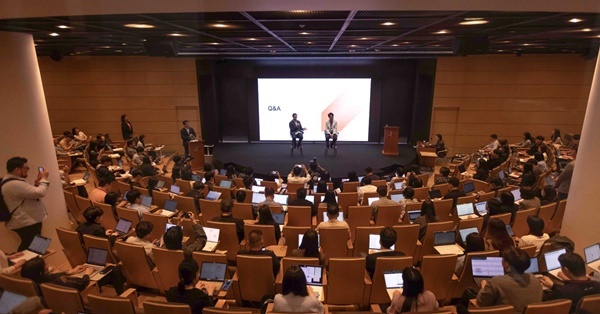 30일 열린 SKT 텔코 LLM 기자설명회에서 에릭 데이비스 담당과 정민영 담당이 취재진의 질문을 받고 있다. ⓒ 파이낸셜데일리 / SKT