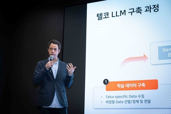 에릭 데이비스 SKT AI Tech Collaboration담당이 기자설명회에서 텔코 LLM 관련 발표를 하는 모습. ⓒ 파이낸셜데일리 / SKT