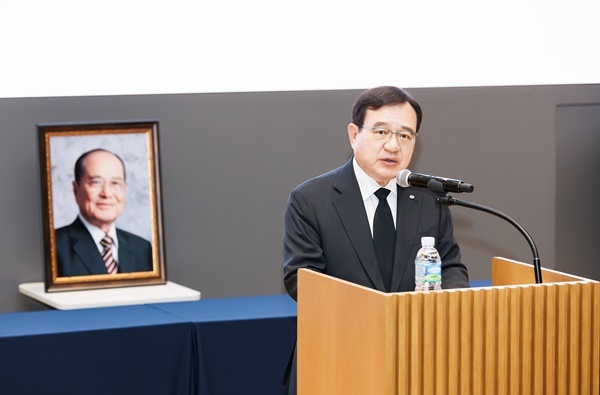 한독 창업주 故 제석 김신권 회장 10주기 추모식에서 김영진 회장이 추모사를 전하고 있다. ⓒ 파이낸셜데일리 / 한독