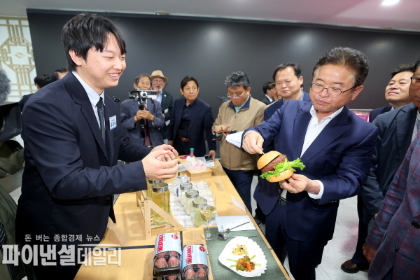 이철우지사가 도청로비에 마련된 세포배양식품 햄버거를 보고 있다. ⓒ파이낸셜데일리/박미화 기자