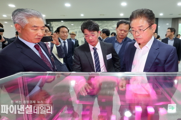 경북테크노파크 하인성 원장, 이철우 경상북도지사께 배양육 대량생산에 필요한 3D 프린팅 및 배양육의 맛·식감을 위한 식품 첨가물 등 상품성 있는 세포배양식품에 대해 설명을 하고 있다 ⓒ파이낸셜데일리/박미화 기자
