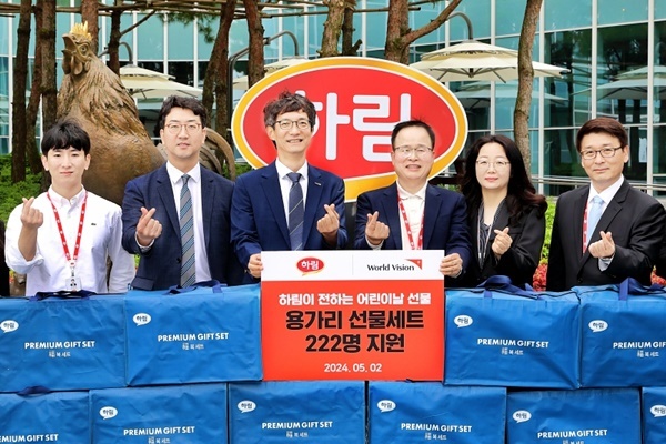 종합식품회사 ㈜하림이 월드비전과 함께 지역 아동들에게 따뜻한 정을 전하는 ‘아침머꼬’ 어린이날기념 선물꾸러미를 전달했다.(왼쪽 세번째 월드비전 전북본부 김동혁 본부장, 네번째 왼쪽 하림 정호석 사장). ⓒ 파이낸셜데일리 / 하림