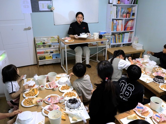 CJ프레시웨이 키즈 전문 셰프가 서울시 강서구 소재의 발음지역아동센터 어린이를 대상으로 '케이크 만들기' 쿠킹클래스를 진행하고 있다. ⓒ 파이낸셜데일리 / CJ프레시웨이