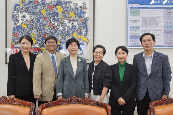 (사)소비자와함께(공동대표 윤영미·정길호·박명희·황다연)는 지난 2일 국회를 방문해 백혜련 정무위원장(왼쪽 세번재)과 면담을 갖고 기념촬영을 하고 있다. ⓒ 파이낸셜데일리 / 소비자와함께