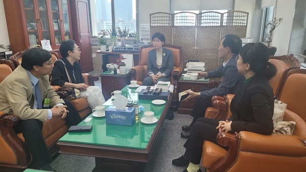 (사)소비자와함께(공동대표 윤영미·정길호·박명희·황다연)는 지난 2일 국회를 방문해 백혜련 정무위원장(가운데)과 면담을 갖고 있다. ⓒ 파이낸셜데일리 / 소비자와함께