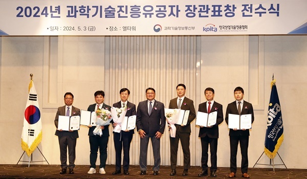 5월 3일(금) 오전 11시, 서울시 양재동 엘타워에서 진행된 전수식에서 hy 중앙연구소 정승희 책임연구원.(왼쪽에서 두번째)를 비롯한 수상자들이 기념촬영을 하고 있다. ⓒ 파이낸셜데일리 / hy