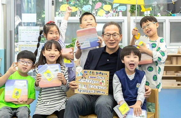 KB금융그룹 양종희 회장(앞줄 왼쪽에서 세번째)이 어린이날을 맞아 KB여의도직장어린이집 어린이들에게 선물을 건네고 함께 기념촬영을 하고 있다. ⓒ 파이낸셜데일리 / KB금융그룹