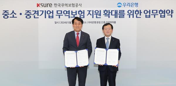 우리은행(은행장 조병규)이 7일 우리은행 본점에서 한국무역보험공사와 ‘중소·중견기업 무역보험 지원 확대를 위한 업무협약’을 체결했다. 조병규 은행장(오른쪽)과 한국무역보험공사 장영진 사장이 협약식에서 기념사진을 촬영하고 있다. ⓒ 파이낸셜데일리 / 우리은행