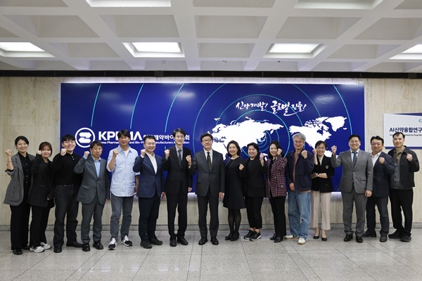 지난 7일 한국제약바이오협회 의약품광고심의위원회 및 협회 광고심의이 단체사진을 촬영하고 있다. ⓒ 파이낸셜데일리 / 제약바이오협회