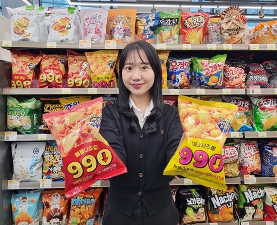 고물가 속 역주행 전략으로 CU가 880원 라면에 이어 990원 스낵을 출시했다. ⓒ 파이낸셜데일리 / CU