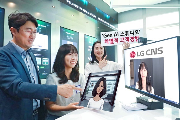 우정사업본부 직원들이 LG CNS 'Gen AI 스튜디오' 투어에 참여해 이미지 생성형AI 서비스를 체험하고 있는 모습. 카메라로 사진을 찍으면 이미지 생성형AI가 캐리커처를 생성함. ⓒ 파이낸셜데일리 / LG CNS