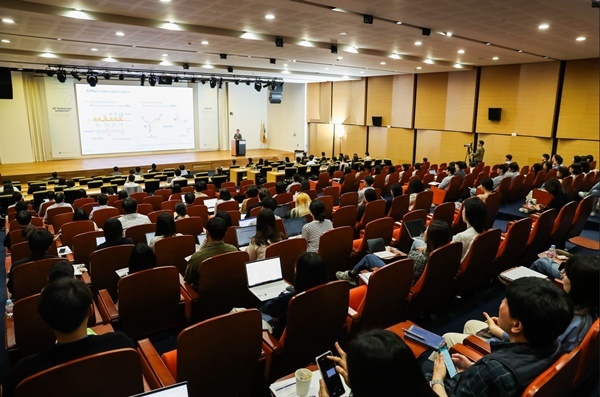 창립 40주년 기념심포지엄 강연 진행 중인 모습. ⓒ 파이낸셜데일리 / 목암생명과학연구소