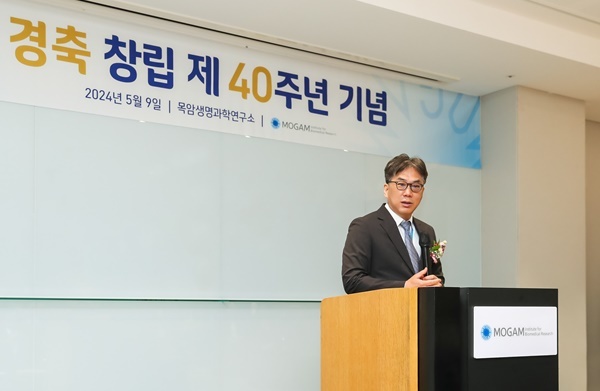 임직원들에게 창립기념사를 전하는 김선 소장. ⓒ 파이낸셜데일리 / 목암생명과학연구소