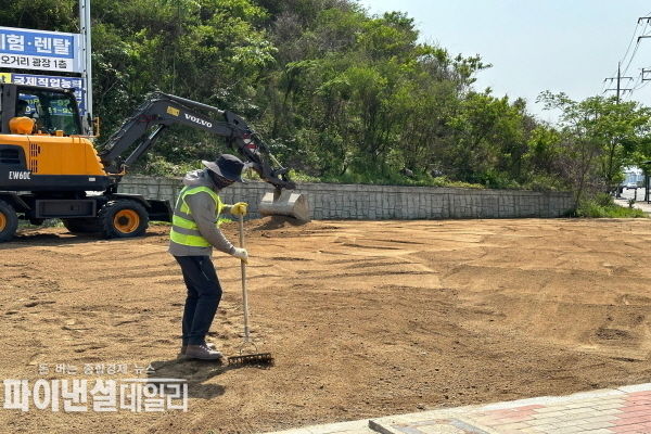  공터를 개간하고 코스모스 씨앗을 파종 ⓒ