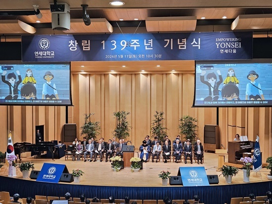 LG유플러스의 대학 메타버스 플랫폼 ‘유버스(UVERSE)’가 지난 11일 연세대학교 창립 139주년 기념식에서 연세대 전용 메타버스 캠퍼스 ‘메타연세(Meta Yonsei)’를 공개했다. 사진은 연세대학교 창립 139주년 기념식에서 메타연세를 공개하는 모습. ⓒ 파이낸셜데일리 / LG유플러스