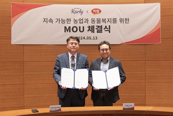 협약식에 참석한 조현성 하림 사육사업 대표(왼쪽)와 최재훈 컬리 부사장이 기념사진을 촬영하고 있다. ⓒ 파이낸셜데일리 / 하림
