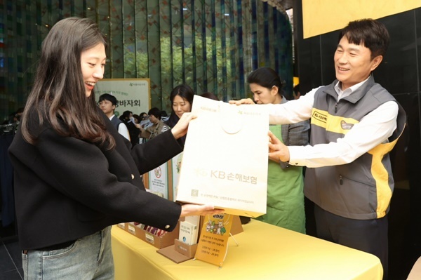 지난 18일 오전, 서울 강남구 역삼동에 위치한 KB손해보험 본사 1층 로비에서 진행된 ‘2024 KB 희망바자회’에서 KB손해보험 구본욱 사장(우측)이 구매 고객에게 물건을 건네고 있다. 판매수익금은 전액 소외계층 아동을 위해 기부될 예정이다. ⓒ 파이낸셜데일리 / KB손해보험