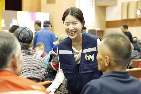 hy 임직원이 홀몸노인 안부를 묻는 모습. ⓒ 파이낸셜데일리 / hy