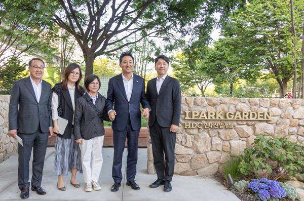 16일, 서울국제정원박람회 개막식에서는 서울시장을 비롯한 관계자와 참여 기업들이 참석한 가운데 가드닝 퍼포먼스, 정원공모전 시상식 등이 진행됐다. (사진 왼쪽부터 신왕섭 HDC현대산업개발 실장, 이현경 HDC현대산업개발 조경팀 매니저, 이주은 정원작가, 오세훈 서울시장, 권상민 HDC현대산업개발 조경팀장). ⓒ 파이낸셜데일리 / HD현대산업개발