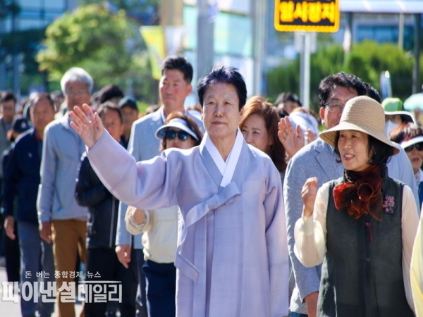 '2024 성주참외&생명문화축제' 이병환 성주군수가 손을 흔들고 있다 ⓒ파이낸셜데일리/박미화 기자