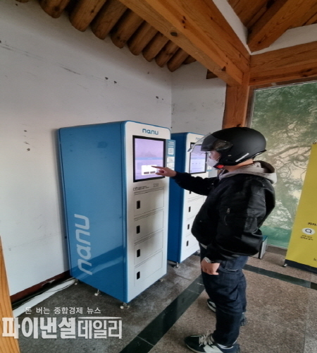 황리단길 전기이륜차 배터리 공유 스테이션에서 전기 바이크 이용자가 직접 배터리를 교환하고 있다ⓒ파이낸셜데일리/경주시