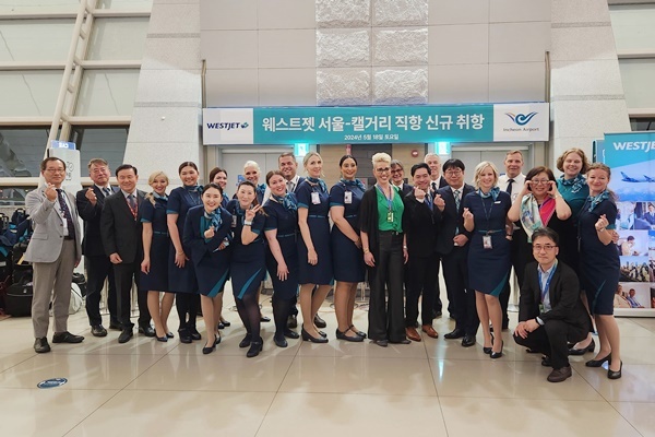 지난 18일 저녁 인천공항 제1여객터미널 46번 게이트 앞에서 열린 ‘웨스트젯 신규 취항 기념 행사’에서 양사 관계자들이 기념촬영을 하고 있다. ⓒ 파이낸셜데일리 / 인천국제공항공사