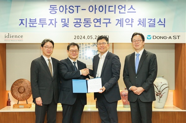 동아에스티, 아이디언스 전략적 지분투자 및 공동개발 계약 체결식에서 (사진 왼쪽에서부터) 일동제약 최고경영책임자 이재준 사장, 아이디언스 대표이사 이원식 사장, 동아에스티 R&D총괄 박재홍 사장, 동아에스티 대표이사 김민영 사장이 기념사진을 촬영하고 있다. ⓒ 파이낸셜데일리 / 동아에스티