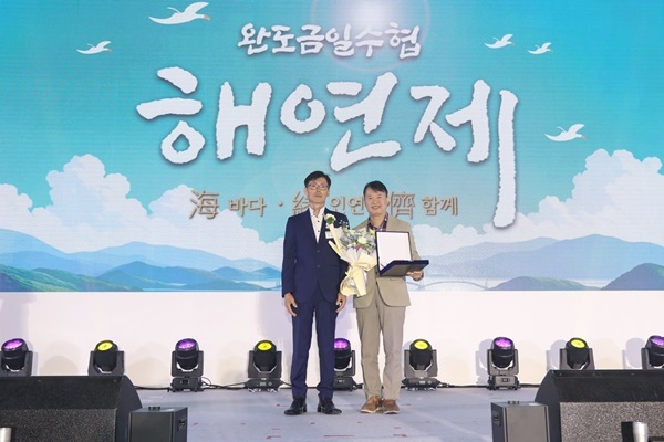 지난 4월 30일, 완도금일수협 해연제에서 농심이 공로패를 수상하고 있다 사진 좌측부터 금일어촌계장 단장 곽상운, 농심 ESG경영팀장 손근학. ⓒ 파이낸셜데일리 / 농심