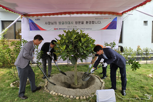 현장 사무실에서 5월 20일(화) 한국도로공사 사장이 기념 식수를 하고 있다. ⓒ 파이낸셜데일리 / 한국도로공사