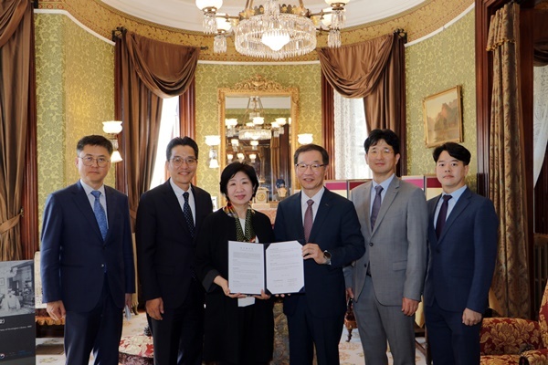 포스코인터내셔널과 국외소재문화유산재단이 ‘미국 소재 K-공유유산의 현지홍보와 가치확산을 위한 업무협약’을 체결하고 함께 기념촬영을 하고 있다. (좌로부터 김정훈 주워싱턴한국문화원장, 김학조 주미대한민국대사관 공공외교공사, 김정희 국외소재문화유산재단 이사장, 박진우 포스코인터내셔널 북미지역 총괄법인장). ⓒ 파이낸셜데일리 / 포스코인터내셔널
