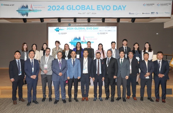 동아ST '2024 GLOBAL EVO DAY'에 참석한 동아에스티 박재홍 사장(첫번째줄 왼쪽에서 6번째)과 동아에스티 관계자, 브라질 및 라틴아메리카 파트너사 '유로파마', 태국 파트너사 '코스마메디칼', 필리핀 파트너사 '메트로파마필즈', 튀르키예 파트너사 '버코파마', 요르단 파트너사 '나이로크파마' 관계자들이 기념 사진을 촬영하고 있다. ⓒ 파이낸셜데일리 / 동아에스티