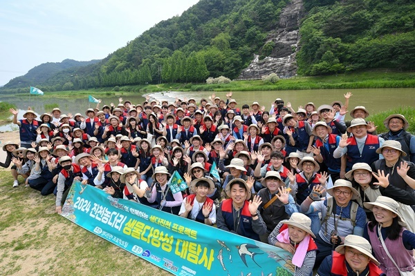 현대모비스 임직원들이 22일 충북 진천 미호강 일대에서 ‘2024년 생물대탐사’ 활동을 진행했다. 탐사대는 식물, 포유류, 조류, 어류, 곤충, 양서파충류 등 6개 분야에 걸쳐 생물 종 현황을 파악하고 데이터베이스를 구축하는 등 생물다양성 보전 활동을 펼쳤다. ⓒ 파이낸셜데일리 / 현대모비스